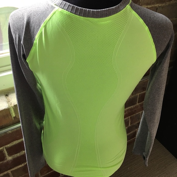 Long sleeved workout tee - Picture 2 of 2